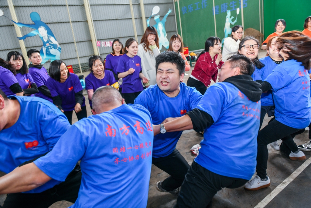 南方公司“团结一心跟党走、同心协力创佳绩”职工运动会拔河角逐现场